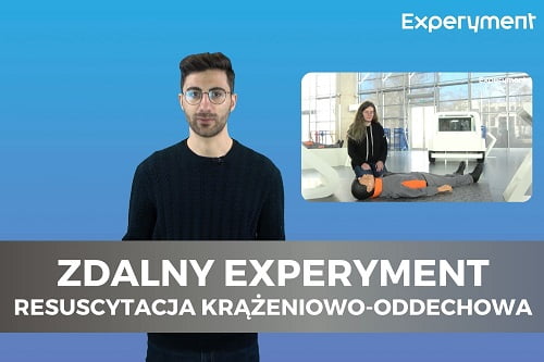 Miniaturka do filmu z cyklu ZDALNY EXPERYMENT pod tytułem Resuscytacja krążeniowo-oddechowa. Na zdjęciu mężczyzna na niebieskim tle.