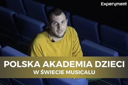 Miniaturka do filmu z cyklu Polska Akademia Dzieci, przedstawiająca mężczyznę w żółtym swetrze, siedzącym na teatralnej widowni.