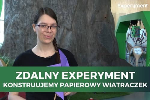 Miniaturka do filmu z cyklu ZDALNY EXPERYMENT pod tytułem Konstruujemy papierowy wiatraczek. Na zdjęciu kobieta z wiatraczkiem w ręku.