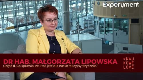 Zdjęcie kobiety w żółtej marynarce.