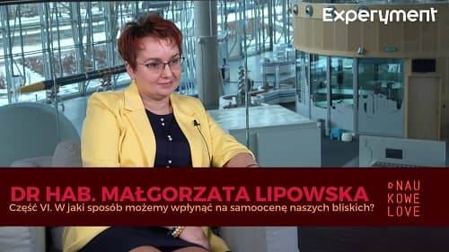 Zdjęcie kobiety w żółtej marynarce.