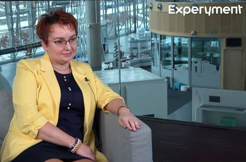 Zdjęcie kobiety w żółtej marynarce.