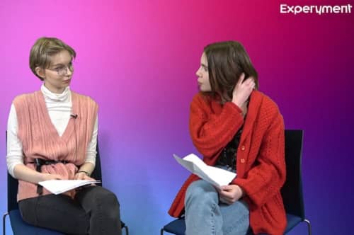 Dwie spoglądające na siebie kobiety.