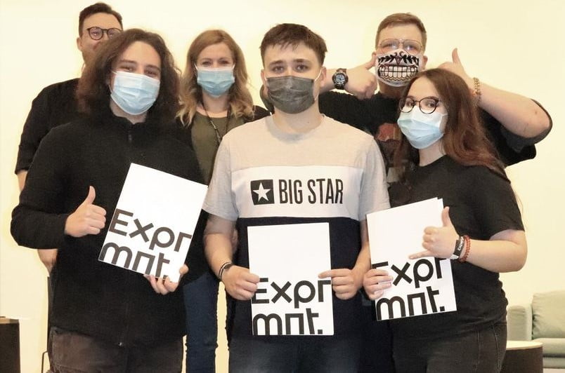 Uczestnicy konkursu w ramach projektu SPINaj naukę trzymający teczki z napisem Exprmnt.