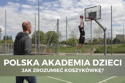 Miniaturka do filmu z cyklu Polska Akademia Dzieci, przedstawiająca mężczyznę obbserwującego koszykarza, który wykonuje wsad do kosza.