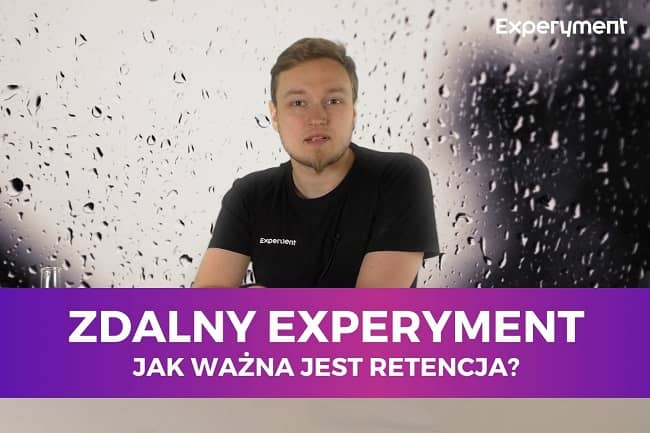 Miniaturka do filmu z cyklu ZDALNY EXPERYMENT pod tytułem Jak ważna jest retencja?. Na zdjęciu mężczyzna na tle szyby.