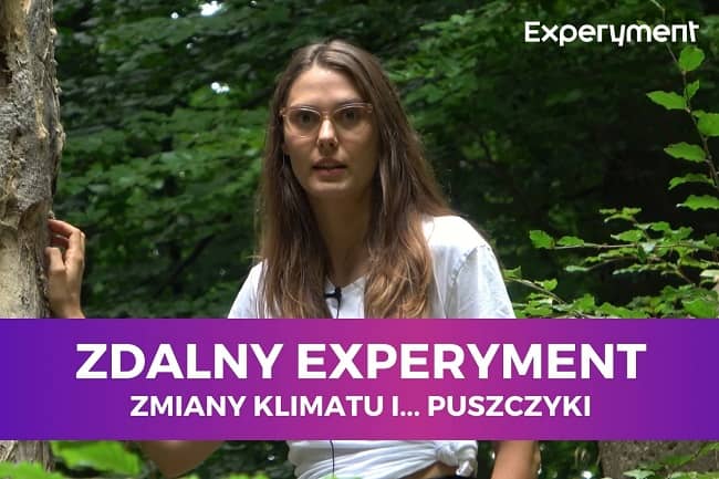 Miniaturka do filmu z cyklu ZDALNY EXPERYMENT pod tytułem Zmiany klimatu i puszczyki. Na zdjęciu kobieta w okularach stojąca obok drzewa