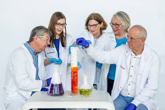 Grupa seniorów wykonujących doświadczenie z edukatorem Experymentu