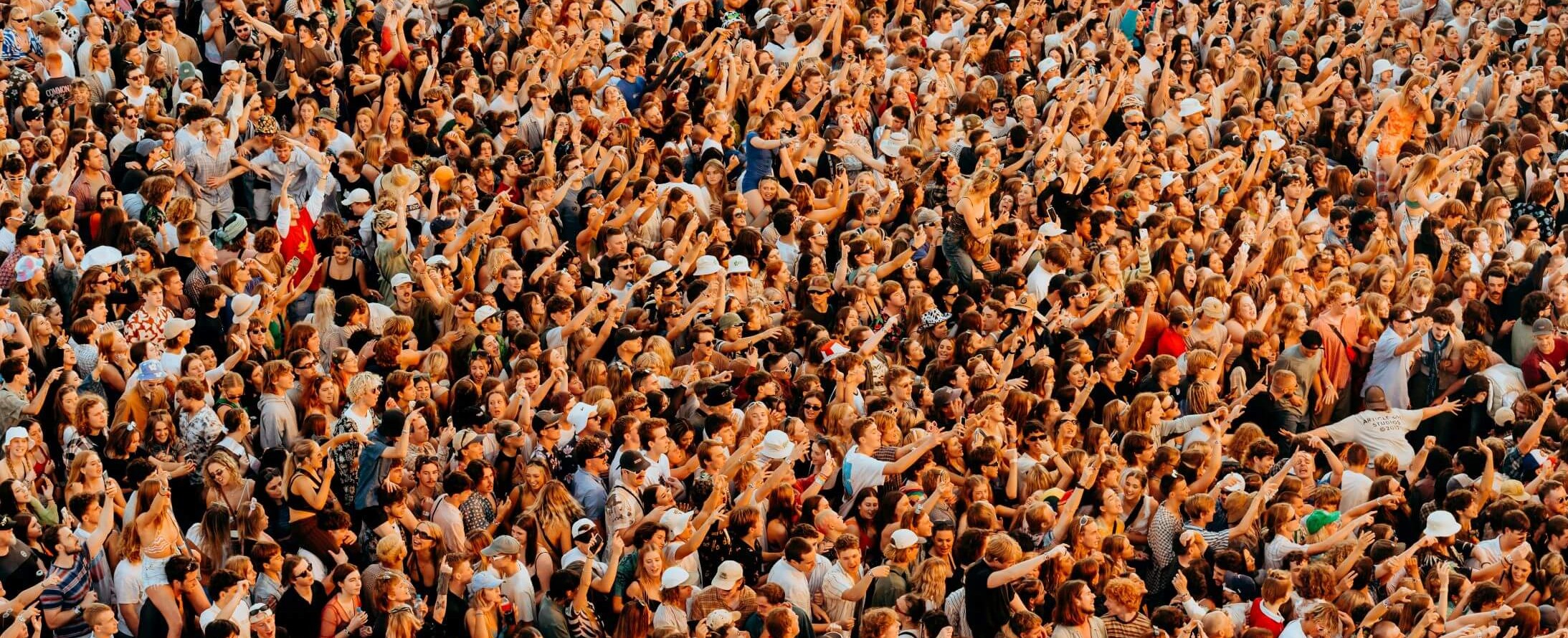 Tłum ludzi patrzących się w jednym kierunku.