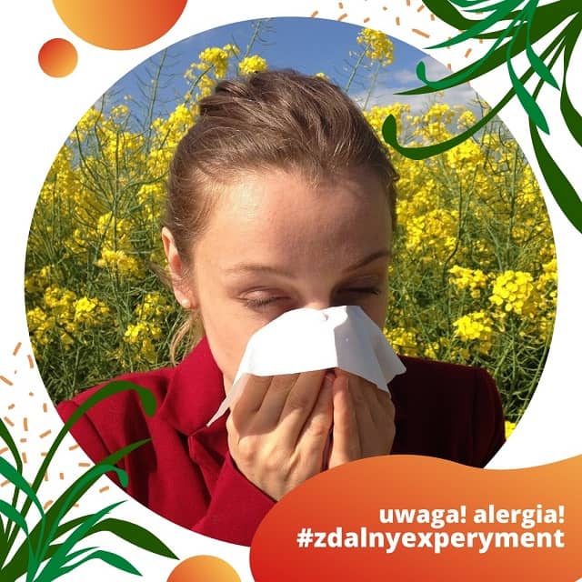 Kobieta wyciera nos chusteczką.