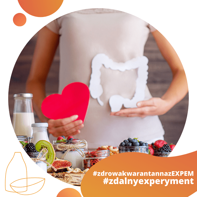 Kobieta trzyma papierowe serce oraz papierowe jelita.