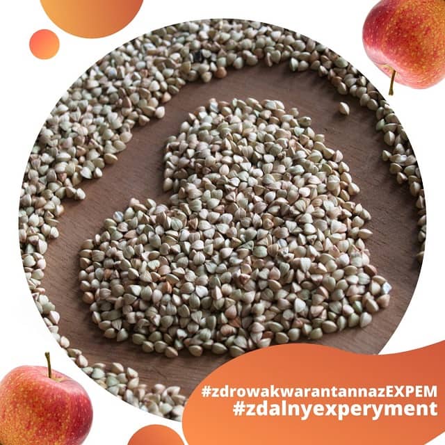 Ziarna kaszy ułożone w kształ serca.