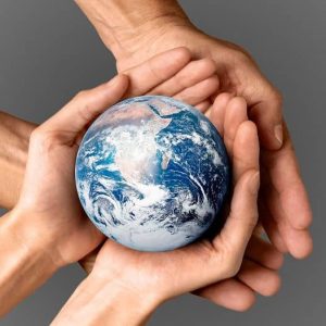 Zdjęcie pary rąk trzymającej kulę ziemską
