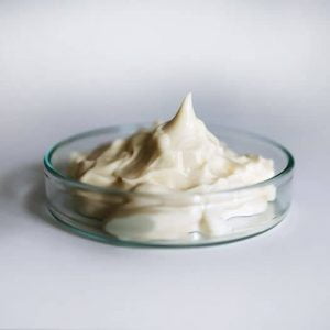 Zdjęcie majonezu na szalce Petriego 