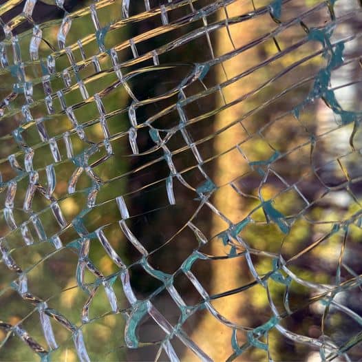 Zdjęcie popękanej szyby