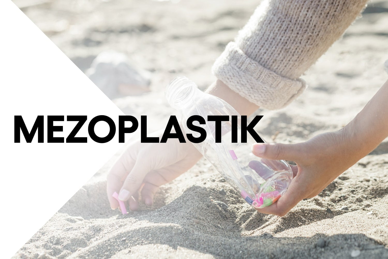 Dłonie sprzątające plażę z drobin plastiku.