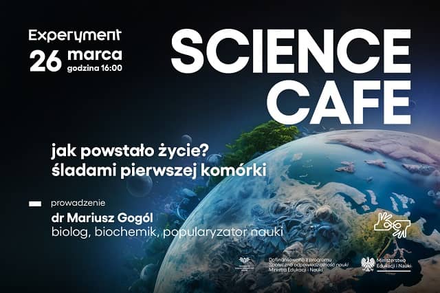 Grafika promująca wydarzenie SCIENCE CAFE pt. Jak powstało życie? Śladami pierwszej komórki. W lewym górnym rogu logo Centrum Nauki Experyment i data 26 marca, godzina 16:00. W prawym górnym rogu napis SCIENCE CAFE. Niżej, po lewej stronie tytuł wykładu i informacja o prowadzącym – dr Mariusz Gogól, biolog, biochemik, popularyzator nauki. W prawym dolnym rogu znaczek Polskiego Języka Migowego.