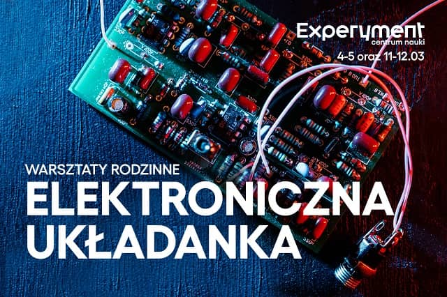 Grafika promująca warsztaty rodzinne pt. elektroniczna układanka. Na zdjęciu widnieje płytka drukowana z podzespołami. Na grafice duży tytuł warsztatów i daty 4-5 i 11-12 marca.