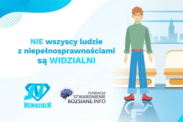 Grafika wektorowa. Mężczyzna w zielonej bluzie stoi w pojeździe komunikacji publicznej i rzuca cień w którym pojawia się symbol osoby z niepełnosprawnością. Za nim puste miejsca siedzące. Za oknem pojazdu widać cienie budynków, głównie wieżowców. Po lewej stronie napis "NIE wszyscy ludzie z niepełnosprawnością są WIDZIALNI". Pod napisem logo kampanii niewidzialni i fundacji stwardnienie rozsiane .info. W lewym górnym rogu niebieskie ozdobniki w kształcie fal.
