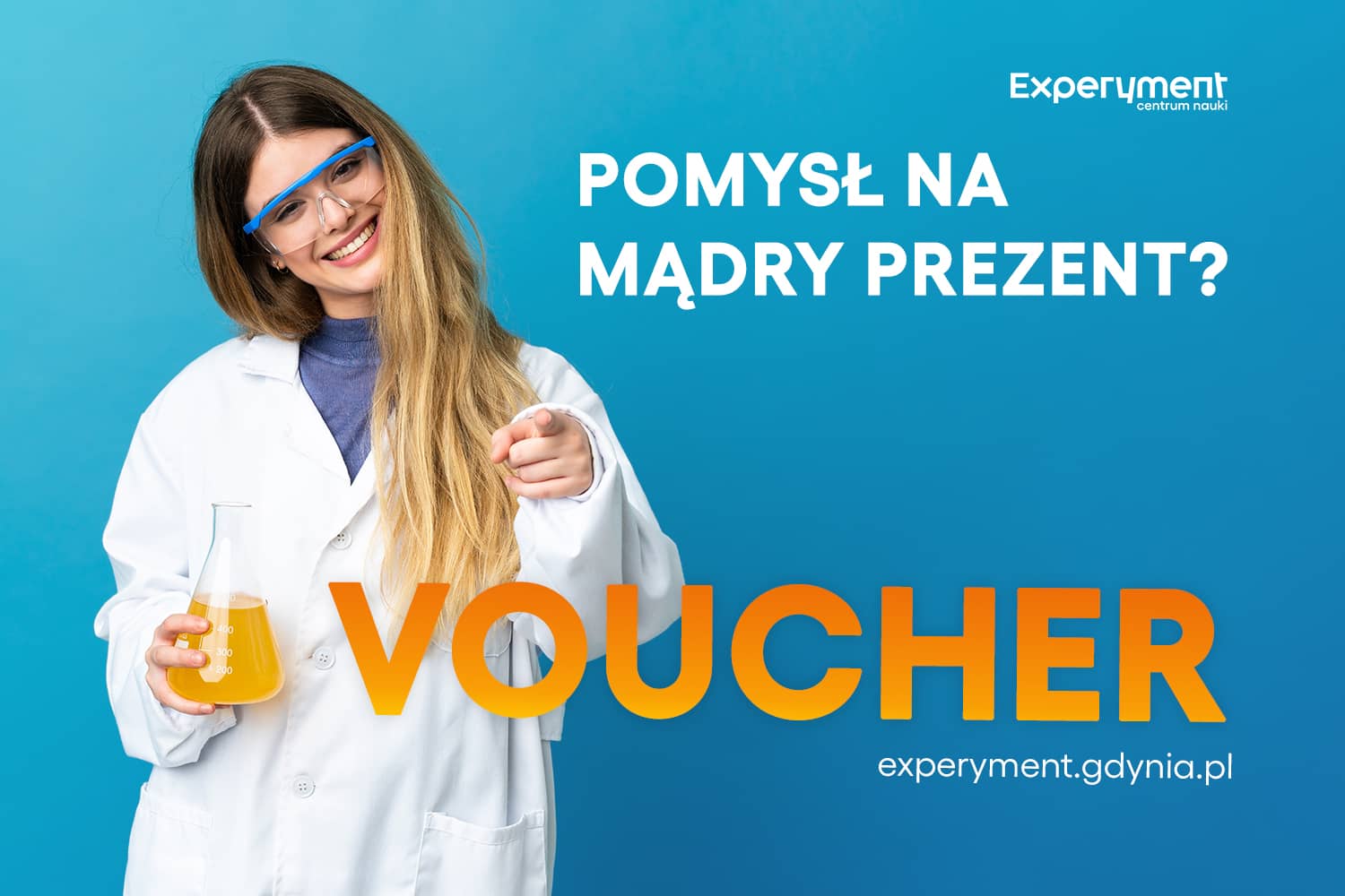 zdjęcie naukowczyni wskazującej w Twoją stronę. Napis: "Pomysł na mądry prezent? Voucher"