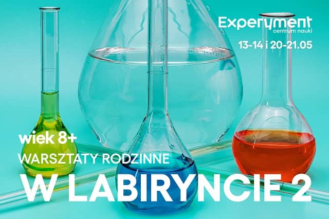 Grafika promująca warsztaty rodzinne pt. w labiryncie 2. Na zdjęciu widnieje szkło laboratoryjne z wielokolorowymi odczynnikami. Na grafice duży tytuł warsztatów i daty 13-14 i 20-21 maja.