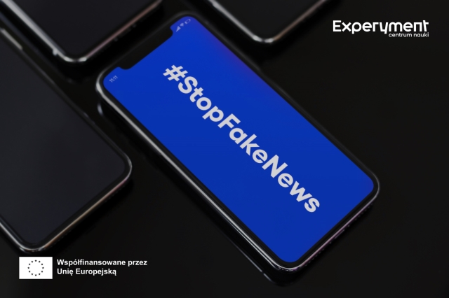 napis #StopFakeNews wyświetlony na niebieskim ekranie telefonu