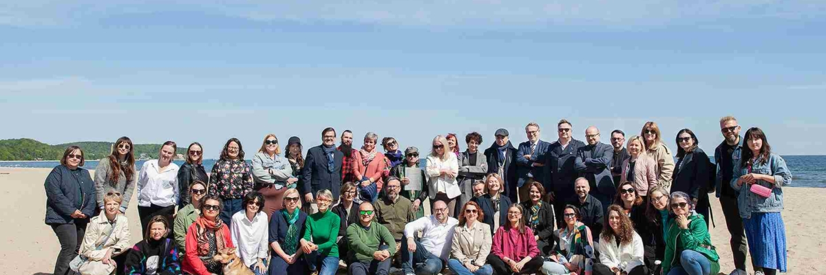 grupowe wspolne fot. Bogna Kociumbas_11zon Przedstawiciele Instytucji Trójmiejskich na plaży fot. Bogna Kociumbas