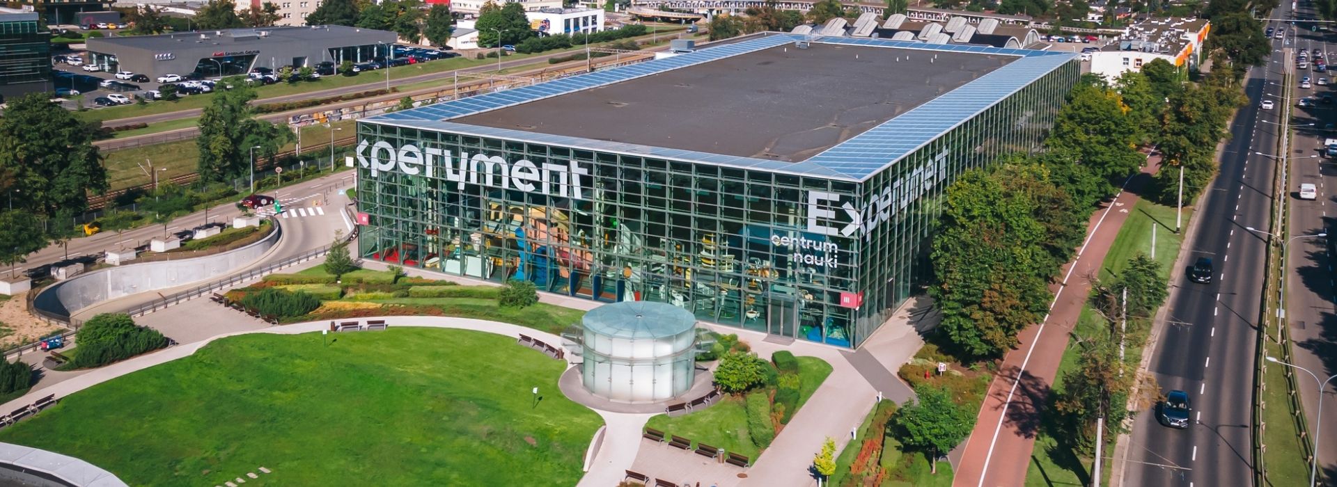 Zdjęcie budynku Centrum Nauki Experyment z zewnątrz.
