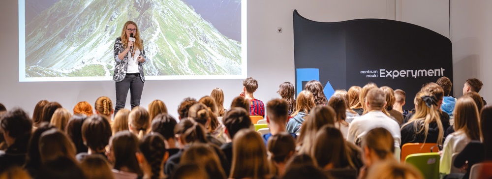 Zdjęcie z wykładu na ScienceCom 2024 - wypełniona sala słucha Joanny Obstój z Google.