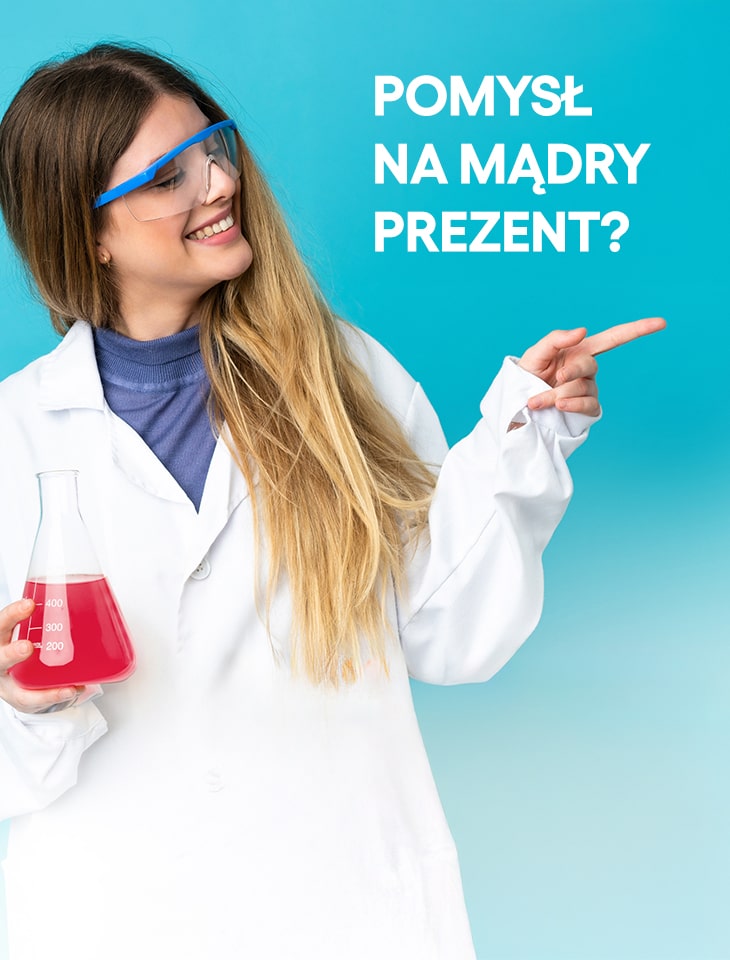 Zdjęcie kobiety w fartuchu laboratoryjnym wskazującej na napis "pomysł na mądry prezent"