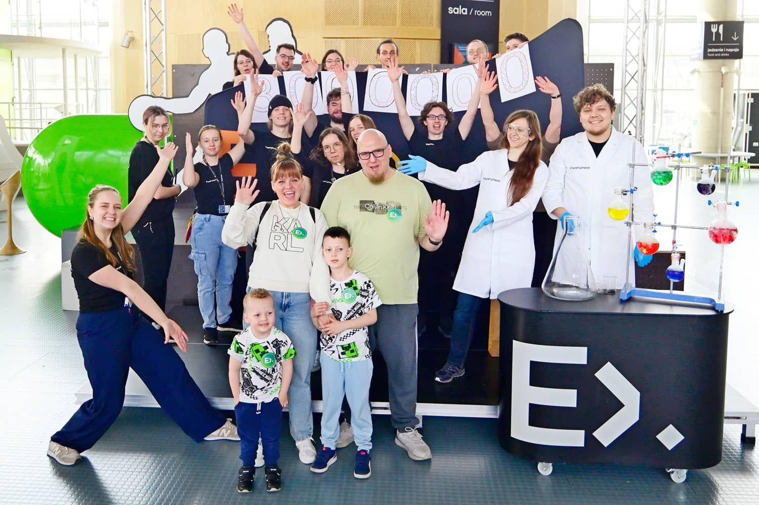 3 miliony gości w Experymencie - zdjęcie grupy osób z kartkami pokazującymi liczbę 3000000,