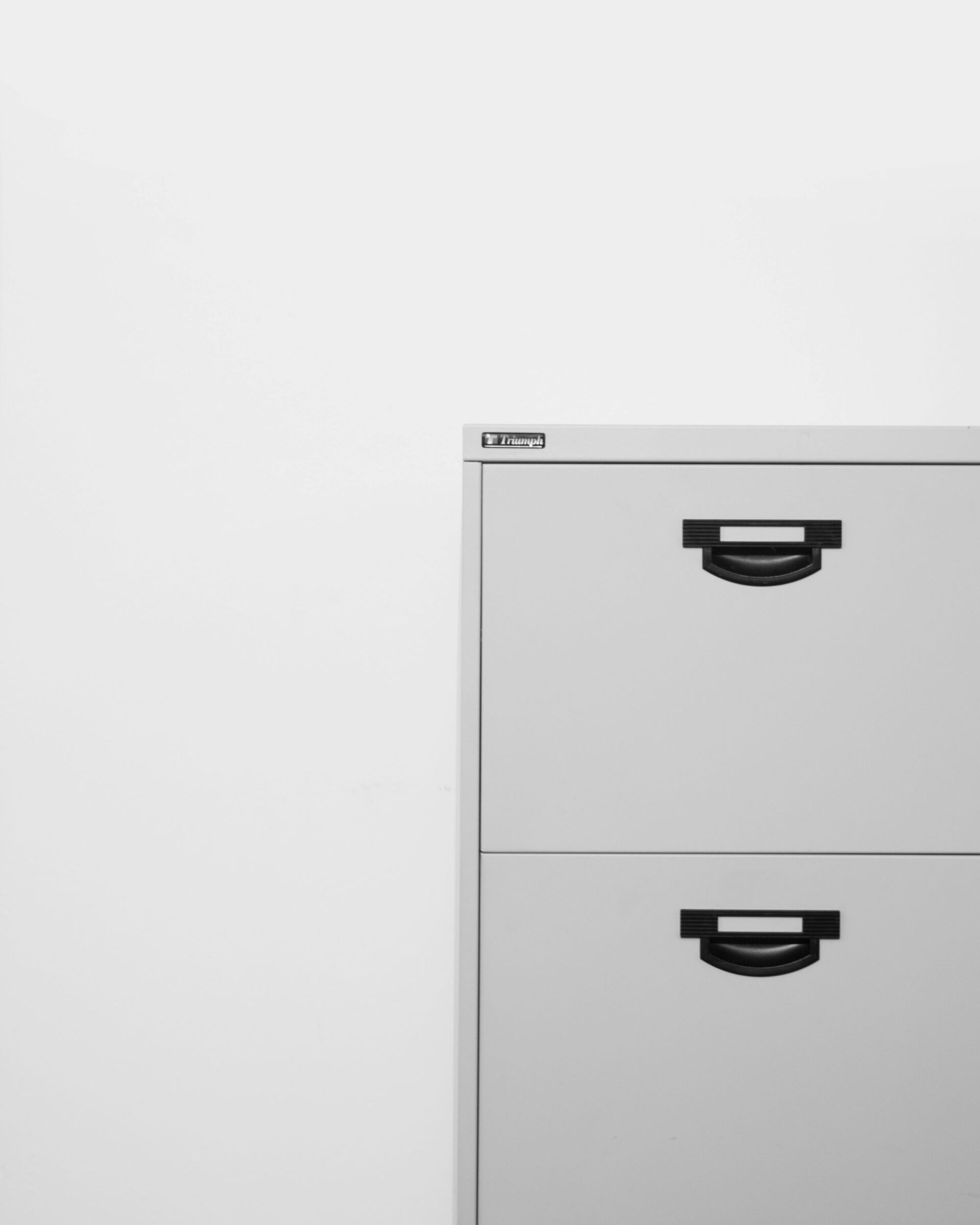 Biała szfaka/kontenerek na białym tle z szufladami na dokumenty