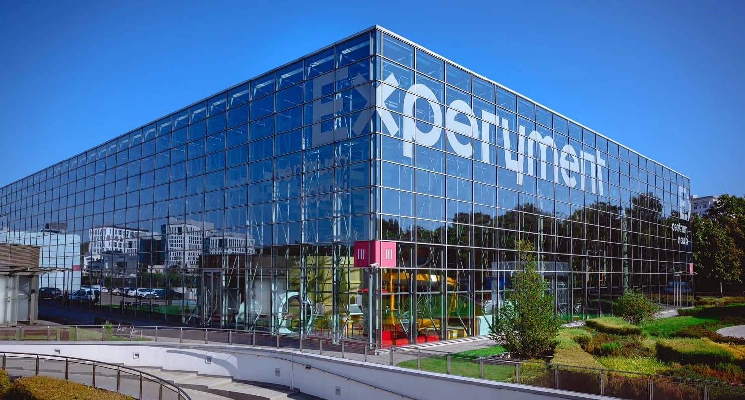 Wyjście z klasą – odwiedź Centrum Nauki Experyment z dofinansowaniem! Zdjęcie budynku Centrum Nauki Experyment z zewnątrz.