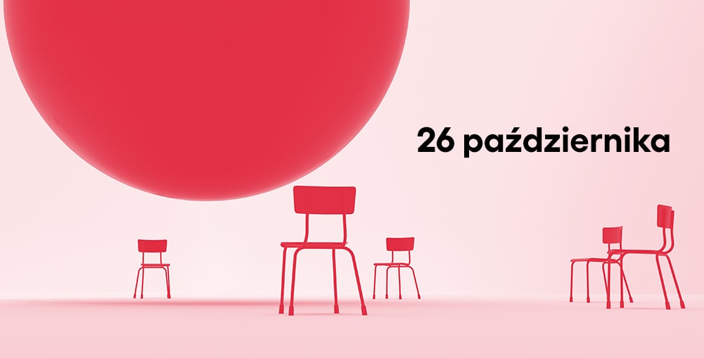 napis "26 października", duże różowe wahadła i małe krzesła