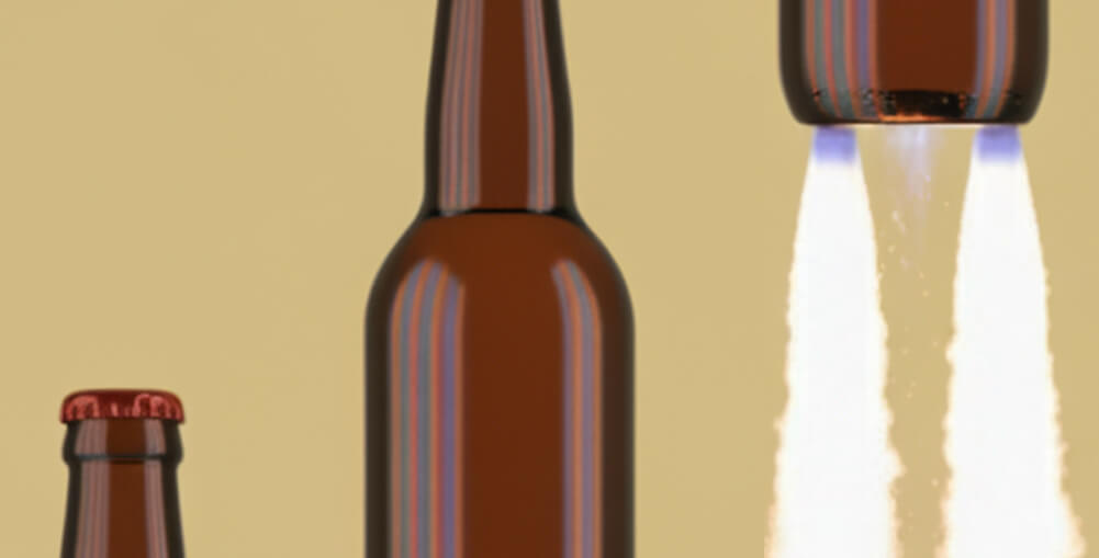 Ilustracja kilku brązowych butelek przypominających kombuche, z których jedna leci jak rakieta z płomieniem i dymem z szyjki, na beżowym tle.