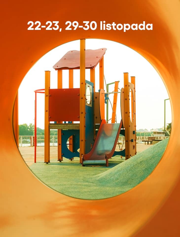 Kolorowy plac zabaw z drabinkami i zjeżdżalnią, widziany przez pomarańczową rurę tunelu. Na górze grafiki znajduje się napis: ‘22–23, 29–30 listopada’.