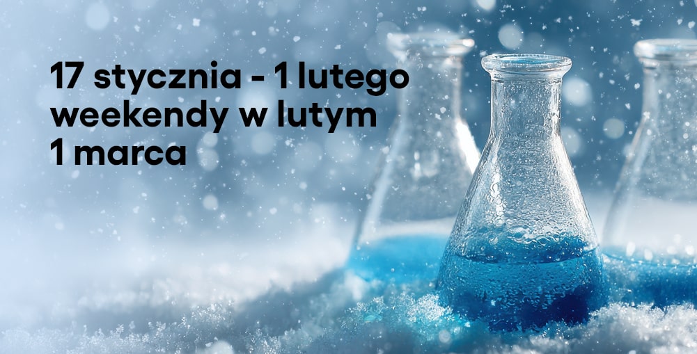 zlewki z niebieskim płynem stoją na śniegu