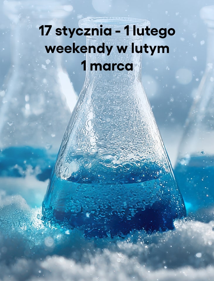 zlewki z niebieskim płynem stoją na śniegu