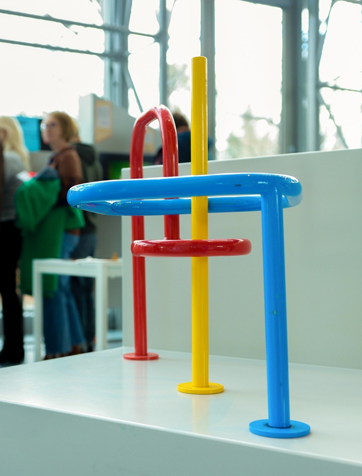 Wszystko… jest liczbą Stanowisko na wystawie Wszystko... jest liczbą - trzy poplątane rurki w kolorach niebieskim, czerwonym i żółtym.