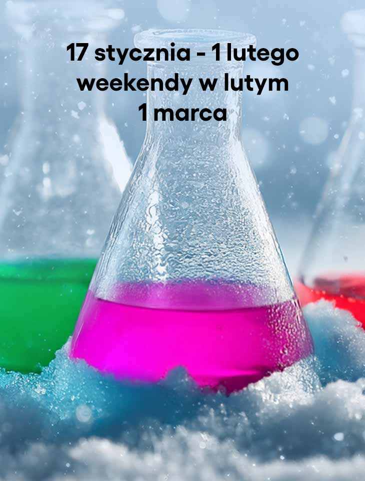 zlewki z kolorowym płynem w śniegu