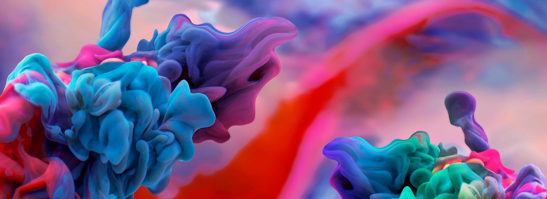 abstrakcyjna kompozycja przedstawiająca gęste kłęby kolorowego tuszu lub dymu mieszającego się w wodzie