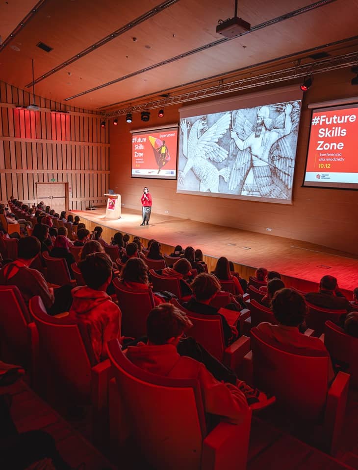 Zdjęcie wykonane na konferencji dla młodzieży - pełna sala młodzieży słucha wykładu dr Edyty Sadowskiej.