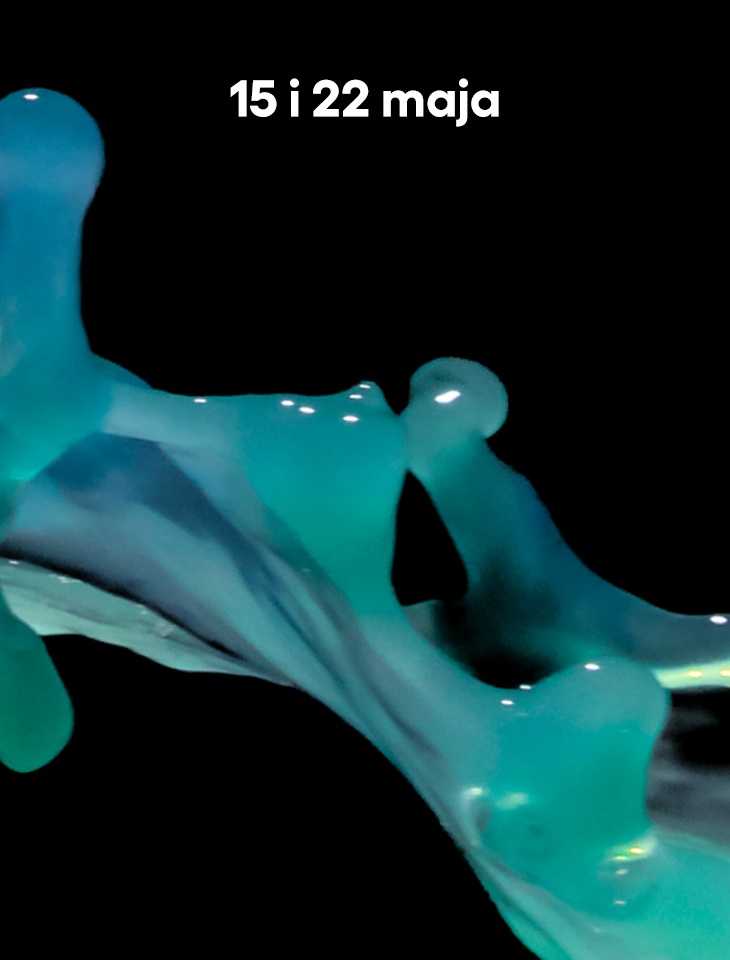 Abstrakcyjna, płynna forma w odcieniach turkusu i błękitu rozlewa się na czarnym tle, przypominając rozciągniętą ciecz lub szklistą strukturę. Na górze widnieje biały napis: „15 i 22 maja”.