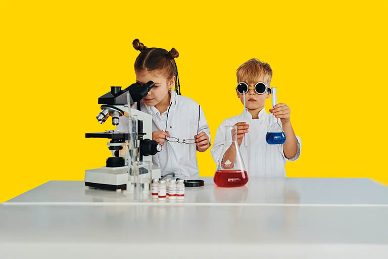 dzieci wykonują eksperymenty chemiczne