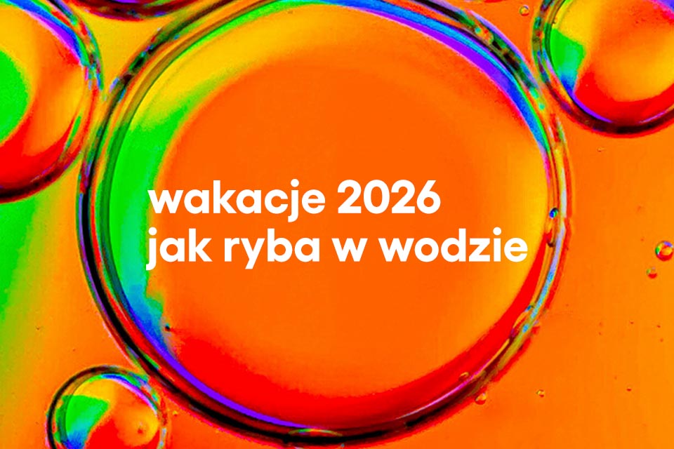 Jak Experyment działa w wakacje? napis "wakacje 2026 jak ryba w wodzie" na kolorowym tle