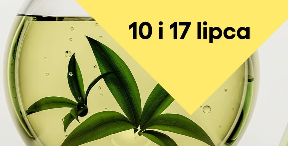 Fragment szklanego naczynia z jasnozielonym płynem i zielonymi liśćmi. W prawym górnym rogu na żółtym tle widnieje napis: „10 i 17 lipca”