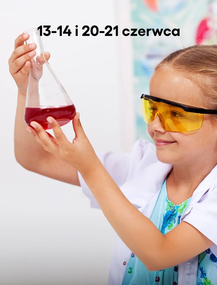 Na zdjęciu widoczna jest dziewczynka w wieku szkolnym, ubrana w biały fartuch laboratoryjny i żółte okulary ochronne. Trzyma uniesioną szklaną kolbę z czerwonym płynem i uważnie jej się przygląda. Dziewczynka jest pokazana od pasa w górę. Tło jest jasne, z delikatnie rozmytymi kolorowymi elementami sugerującymi przestrzeń edukacyjną lub laboratorium. W górnej części obrazu znajduje się czarny napis: „13–14 i 20–21 czerwca”.