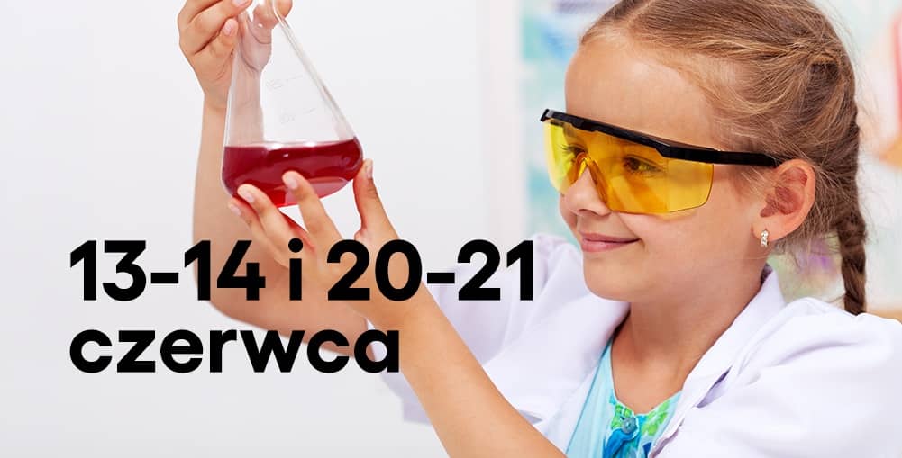 Na zdjęciu widoczna jest dziewczynka w wieku szkolnym, ubrana w biały fartuch laboratoryjny i żółte okulary ochronne. Trzyma w obu dłoniach szklaną kolbę laboratoryjną częściowo wypełnioną czerwonym płynem i z zainteresowaniem ją obserwuje. Tło jest jasne i rozmyte, przypominające wnętrze pracowni lub laboratorium. Po lewej stronie zdjęcia znajduje się duży czarny napis: „13–14 i 20–21 czerwca”.
