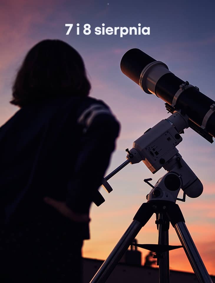Sylwetka osoby stojącej obok teleskopu astronomicznego na statywie na tle różowo-fioletowego nieba o zmierzchu. U góry biały napis: „7 i 8 sierpnia
