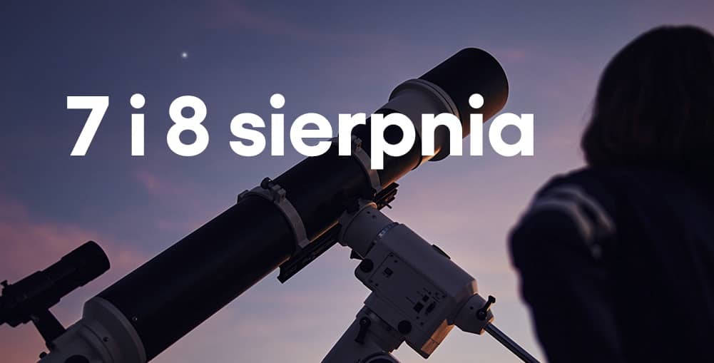 Teleskop astronomiczny skierowany w niebo o zmierzchu, obok widoczna sylwetka osoby. Na górze duży biały napis: „7 i 8 sierpnia